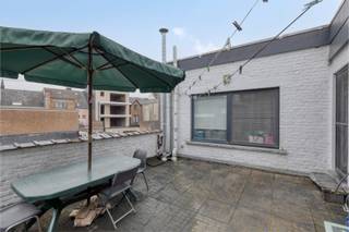 Pal in het centrum van Zottegem, aan de Hoogstraat, ligt in binnengebied dit appartement op de 1e verdieping in een kleinschalig gebouw van 7 entiteiten. Het werd gebouw in 2013 met een bewoonbare oppervlakte van 100.00m² en een terras van 24,49m². Het energielabel C en een EPC-waarde van 270.00 tonen aan dat dit appartement goed geïsoleerd is en dus energiezuinig. Dit zorgt niet alleen voor lagere energiekosten, maar is ook goed voor het milieu. Op heden is het appartement verhuurd dus het kan ook een veilige opbrengsteigendom zijn. Mogelijkheid tot aankoop autostaanplaats en dit in het hart van Zottegem!