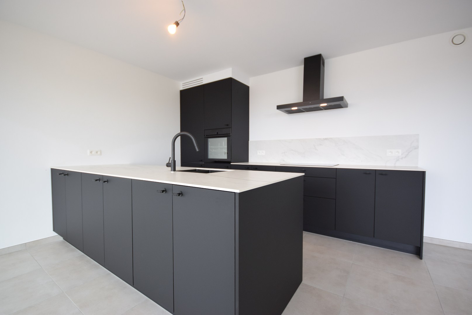 INSTAPKLAAR NIEUWBOUWAPPARTEMENT MET 2 SLAAPKAMERS, 2 TERRASSEN EN OVERDEKTE AUTOSTAANPLAATS - foto 4