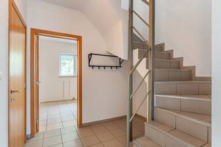 Deze goed onderhouden bel-etagewoning is gelegen op een perceel van 2a47ca in Kessel-Lo en combineert een rustige woonomgeving met een uitstekende bereikbaarheid. Dankzij de nabijheid van de E314, het Provinciaal Domein van Kessel-Lo, scholen, winkels en het station van Leuven woon je hier op een strategisch goede locatie.<br /><br />Via de inkomhal bereiken we op het gelijkvloers de wasruimte en de inpandige garage, waar twee wagens achter elkaar kunnen parkeren. Vanuit de garage is er rechtstreeks toegang tot de gezellige stadstuin, waar het aangenaam en rustig vertoeven is.<br /><br />Op de eerste verdieping geeft de overloop toegang tot een afzonderlijk gastentoilet, een lichtrijke leefruimte met zicht op het terras en de tuin, een aanpalende keuken en een handige bureauhoek.<br /><br />De tweede verdieping omvat drie slaapkamers en een badkamer. Onder het dak bevindt zich bovendien nog een volledig afgewerkte vierde slaapkamer met ingemaakte kasten — ideaal als extra slaapkamer, hobbyruimte of thuiskantoor.<br /><br />Verder beschikt de woning over een oprit voor één wagen en tal van comfortvoorzieningen zoals een goede EPC-score (B = 147 kWh/m²/jaar), rolluiken op de slaapkamers, een automatische sectionale garagepoort en is de woning Asbestvrij ! Een ideale gezinswoning voor wie comfortabel wil wonen op een centrale locatie nabij Leuven.<br /><br />Aarzel niet en neem voor extra informatie of een bezoek contact op met Jan Schrijvers via 0495 18 95 81 of janschrijvers@immojanstas.be.<br /><br />Bijkomende info (EPC, bodemattest, elektriciteitsattest, enz...) kan U hier downloaden ↓