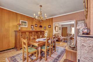 <p>Te Liedekerke bevindt zich deze woning op een perceel van <strong>3are 24ca</strong>. Het centrum met zijn scholen, winkels, horeca bevindt zich op wandelafstand. Eveneens het treinstation van Liedekerke bevindt zich in de nabijheid. De oprit E-40 bereikt men op 5 min. rijden. <strong>Dit robuuste pand biedt, mits renovatie, veel mogelijkheden.</strong> De indeling op het gelijkvloers is als volgt: een living bestaande uit een eetplaats en salon, een keuken en een berging. Het verdiep bestaat uit een nachthal,<strong> drie slaapkamers</strong> en een badkamer (bad en lavabo). Met een vaste trap begeeft men zich naar de <strong>zolder waarop nog extra kamers kunnen gecreëerd worden.</strong> Verder beschikt deze woning over<strong> een doorgang vanop de straatzijde naar de achterliggende tuin, een terras en een prachtige tuin</strong>. Betonconstructie - Te renoveren - Centrale, doch rustige ligging - Parkeergelegenheid voor de woning.</p>