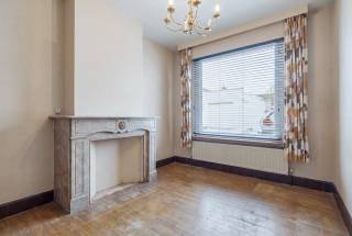 Deze ruime woning combineert ruimte, tal van mogelijkheden en een uitstekende ligging vlak bij het centrum van Zwevegem. Winkels, scholen, horeca en andere dagelijkse voorzieningen bevinden zich op korte afstand. Een ideale thuis voor wie ruimte, bereikbaarheid en een aangename woonomgeving weet te appreciëren.<br /><br />INDELING<br />Bij het betreden van de woning kom je in de ruime inkomhal, die toegang biedt tot de verschillende leefruimtes.<br /><br />Vooraan bevinden zich twee aparte kamers die tal van mogelijkheden bieden. Richt ze in als bureauruimte, hobbykamer, praktische berging of zelfs als extra slaapkamer op het gelijkvloers.<br /><br />Verder ontdek je de lichtrijke woonkamer met aparte eetplaats en gezellige zithoek, aansluitend op de keukenruimte. De aangrenzende (was)berging en inpandige garageruimte zorgt voor extra praktisch comfort.<br /><br />Op de eerste verdieping bevinden zich drie ruime slaapkamers en een geïnstalleerde badkamer.<br /><br />De tweede verdieping biedt nog meer potentieel. De recent geïsoleerde zolder, bereikbaar via een vaste trap, vormt een uitstekende basis voor extra slaapkamers, een hobbyruimte of een polyvalente ruimte, afhankelijk van je wensen.<br /><br />BUITENRUIMTE<br />Ook buiten is er aan ruimte geen gebrek! Op het perceel van maar liefst 596 m² geniet je van een ruime, zonovergoten tuin waar het heerlijk vertoeven is.<br /><br />RUIME INPANDIGE GARAGE<br />De woning beschikt over een bijzonder ruime inpandige garage met automatische sectionale poort. Dankzij de rechtstreekse toegang tot de tuin biedt deze ruimte extra comfort en een praktische doorgang naar buiten.<br /><br />EXTRA TROEF: <br />Met een EPC-label D en een recent vernieuwde condenserende gasketel beschik je over géén renovatieverplichting.<br /><br />Wacht niet langer en neem vandaag nog contact met ons op om een bezoek in te plannen!