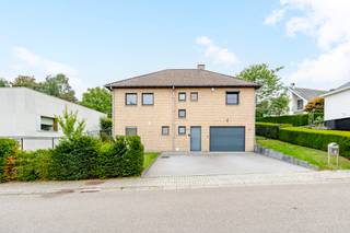 <p><strong>Instapklare open bebouwing in een groene villawijk van Tervuren.</strong><br />Deze verzorgde villa uit 2001 bevindt zich op een toplocatie tussen het park en het bos van Tervuren, in een residentiële en rustige omgeving op wandelafstand van het centrum. De woning combineert comfort, energiezuinig wonen en een aangename indeling met vier slaapkamers en twee badkamers. Dankzij het gunstige EPC-label B, de zonnepanelen, airconditioning en het alarmsysteem geniet u hier van hedendaags wooncomfort met aandacht voor energie-efficiëntie en veiligheid. De ruime, groene tuin van 314 m² vormt een heerlijke plek om tot rust te komen. Een instapklare woning voor wie comfortabel wil wonen in een groene omgeving nabij Brussel.<br /><br /><u><strong>Belangrijkste ruimtes:</strong></u><br />• Inkomhal (8,53 m²) met vlotte toegang tot de leefruimtes<br />• Ruime living (38,42 m²) met veel lichtinval en zicht op de tuin<br />• Keuken (12,31 m²) met praktische indeling<br />• Berging (8,64 m²) aansluitend aan de keuken<br />• Garage (24 m²) met extra opslagruimte<br />• Terras met directe toegang tot de tuin<br />• Groene tuin (314 m²) met tuinhuis<br />• Slaapkamer (14,63 m²)<br />• Slaapkamer (14,23 m²)<br />• Slaapkamer (12,40 m²)<br />• Slaapkamer (10,66 m²)<br />• Twee badkamers<br />• Extra berging (9,89 m²)<br /><br /><u><strong>Troeven:</strong></u><br />• Topligging tussen het park en het bos van Tervuren<br />• Energiezuinige woning met EPC-label B en zonnepanelen<br />• Airconditioning, alarmsysteem en ruime groene tuin<br /><br />Meer informatie of een bezoek met Margaux Mulkers? Contacteer ons via +3223351114<br />JOUW DROOMHUIS. ZO GEVONDEN!</p>