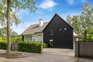 <p>Op een uitstekende locatie op de grens van Halle en Schilde, bevindt zich deze ruime en instapklare gezinswoning. De woning werd grondig gerenoveerd in 2026 en combineert hedendaags wooncomfort met een praktische indeling en hoogwaardige afwerking. Dankzij de fraai aangelegde en volledig omheinde tuin, de royale leefruimtes en de gunstige ligging op wandelafstand van het “Park van Halle”, vormt dit een ideale thuis voor gezinnen die op zoek zijn naar ruimte, comfort en rust.</p>
<p><strong>GELIJKVLOERS<br /></strong>Ruime <strong>inkomhal </strong>van<strong> 21 m²</strong> op natuursteen met gastentoilet en handenwasser. <br />Via een stijlvolle smeedijzeren deur bereikt u de lichtrijke <strong>woonkamer </strong>van<strong> 48 m²</strong> op parket, uitgerust met een gezellige gashaard en een ingebouwd tv-meubel.<br /><strong>Bureel </strong>van<strong> 11 m²</strong> op parket, ideaal voor thuiswerk of hobbyruimte.<br />De volledig ingerichte <strong>keuken </strong>van<strong> 22 m²</strong> beschikt over een inductiekookplaat, ingebouwde koelkast, vaatwasser, heteluchtoven, dubbele spoelbak en een granieten werkblad.<br />De gezellige ontbijthoek biedt een prachtig zicht op de tuin en geeft rechtstreeks toegang tot het<strong> terras </strong>van<strong> 20 m².<br /></strong>Verder is er een koele <strong>berging </strong>van<strong> 11 m²</strong> op tegelvloer.<br /><br />De fraai aangelegde tuin is volledig omheind en biedt optimale privacy.</p>
<p>De woning beschikt bovendien over een <strong>kelder </strong>van<strong> 96 m²</strong> en een <strong>garage </strong>van<strong> 37 m²</strong> met automatische poort, uitgietbak en aansluitingen voor wasmachine en droogkast.</p>
<p><strong>1STE VERDIEPING<br /></strong><strong>Nachthal 9 m²</strong> op parket. <br />De <strong>hoofdslaapkamer </strong>van<strong> 14 m²</strong> op plankenvloer beschikt over een ensuite <strong>dressing </strong>van <strong>7 m²</strong> en ensuite <strong>badkamer </strong>van<strong> 15 m²</strong>.<br />De badkamer is uitgerust met een ligbad, inloopdouche, dubbel lavabomeubel, spiegelkasten en toilet.</p>
<p><strong>2<sup>de</sup> slaapkamer 13 m²</strong> met ingemaakte kasten. <br /><strong>3<sup>de</sup> slaapkamer 12 m².</strong><br />De <strong>2<sup>de</sup> badkamer </strong>van <strong>12 m²</strong> is voorzien van een douche en lavabo met meubel.</p>
<p><strong>2DE VERDIEPING<br /></strong>Op de tweede verdieping bevindt zich een zéér ruime <strong>4de slaapkamer </strong>van<strong> 30 m²</strong> op parket, alsook een praktische <strong>berging</strong> van <strong>10 m²</strong> en een <strong>ruime zolder van 50 m²</strong>.</p>
<p><strong>BIJZONDERHEDEN<br /></strong>De woning is uitgerust met een regenwaterput, cv op aardgas, thermostatische kranen, dubbele beglazing, houten schrijnwerk, een alarmsysteem en een videofoon.</p>
<p><strong>POSITIEVE PUNTEN<br /></strong>Renovatie 2026<br />Gunstig EPC-label<br />Volledig aangelegde tuin<br />Zéér goede bereikbaarheid<br />Rustige, residentiële omgeving<br />Op wandelafstand van "Park van Halle"</p>