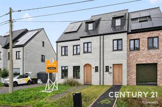 <h2><span>Energiezuinige woning op 4a 68ca in een rustige, landelijke omgeving</span></h2><p><span>Deze recente halfopen bebouwing met 4 slaapkamers, bouwjaar 2023 (<strong>nog</strong> <strong>vrijstelling van onroerende voorheffing gedurende 2 jaar</strong>. combineert hedendaags wooncomfort met een uitstekende energiezuinigheid en een praktische indeling. Dankzij de moderne technieken geniet u hier van comfortabel wonen met een beperkt energieverbruik. Ook op het vlak van mobiliteit geniet de woning van een uitstekende ligging. <strong>Steenberg</strong> sluit vlot aan op de Staatsbaan en de oprit van de <strong>E314</strong>, waardoor omliggende steden gemakkelijk bereikbaar zijn. Zo bereikt u <strong>Diest in minder dan 10 minuten</strong>, <strong>Tienen in ongeveer 20 minuten</strong> en <strong>Leuven in een 30-tal minuten</strong>.</span></p><p><span>De woning is uitgerust met een <strong>warmtepomp</strong> en beschikt over <strong>vloerverwarming op zowel het gelijkvloers als de eerste verdieping</strong>. Bovendien is er reeds een <strong>voorziening voor een tweede badkamer</strong>, waardoor de woning eenvoudig kan meegroeien met de behoeften van haar toekomstige bewoners.</span></p><p><span>Ook buiten is het aangenaam vertoeven. De <strong>volledig omheinde, west gerichte tuin</strong> geniet volop van de namiddag- en avondzon en beschikt over een praktisch <strong>tuinhuis</strong>. Parkeergelegenheid is ruimschoots aanwezig, zowel <strong>voor als naast de woning</strong>.</span></p><p>Interesse? Maak vandaag nog uw afspraak met Sally via sally@connect-immo.be  of bel 0478 57 09 99</p><p><br />Wglk-Lwag-Gdv-Gvkr-Vvg</p><p>EPC Bouw - 14 kWh/m² - 2021070713 - Label A</p>
