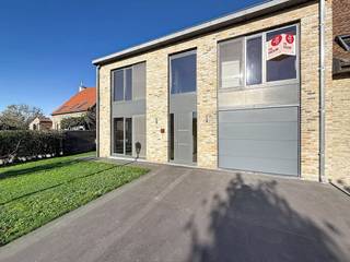 Cette spacieuse maison de 3 chambres avec un jardin confortable peut être louée sur la place Sint-Mildreda à Izenberge. La maison rénovée offre...