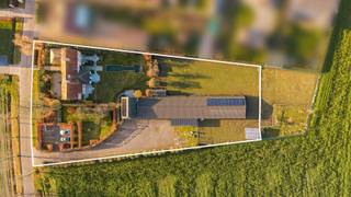 Cette villa intemporelle de style campagnard, implantée sur un terrain de 4 615 m², est située en bordure du centre et d'une zone verte...