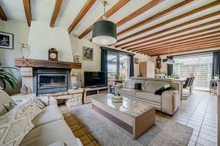 Venez découvrir cette superbe villa 5 chambres sur un terrain de 14a 24ca, alliant confort et volumes généreux.Le rez-de-chaussée comprend un hall...
