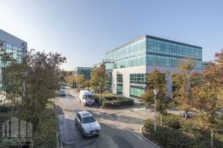 <strong>Office of 576 m²</strong> in Vilvoorde is strategically located at the first exit of the <strong>E19 </strong>towards Antwerp, just off the Brussels Ring Road (R0), making Brussels, Antwerp, and Brussels Airport only 10–15 minutes away. The office is also easily accessible by public transport via bus and Vilvoorde train station.<br /><br />Safety is a priority with intercom, videophone, fire alarm, and fire extinguisher, while the insulated roof and double glazing provide extra energy efficiency.<br /><br />n the communal areas, there is a spacious restaurant with comfortable seating, perfect for lunch or informal meetings.<br /><br />The office is <strong>immediately available</strong>, and <strong>other office spaces</strong> in the Everest Office Park are also available from 207 m², fully flexible to meet your needs.<br /><br />Contact <strong>PANORAMA B2B</strong> for additional information, plans, or to schedule a non-binding visit at <strong>0477 09 00 09.</strong>