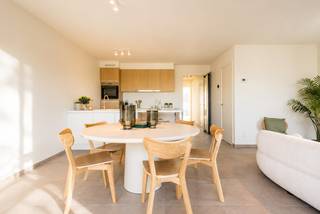 De vermelde prijs is exclusief registratierechten en btw.<br /><br />Energiezuinig en modern appartement met 2 slaapkamers (84 m²) en een aangenaam terras. Dit lichtrijke appartement bevindt zich op de 2de verdieping van residentie Princess in Izegem, het laatste deel van dit groene en rustig gelegen woonproject.<br /><br />In de ondergrondse parkeergarage zijn parkeerplaatsen en fietsstallingen voorzien. Deze laatste fase wordt gerealiseerd met een energiezuinige bouwschil en de integratie van hernieuwbare energie, E peil 18. Waardoor er een vrijstelling is van onroerende voorheffing gedurende 5 jaar. <br /><br />Binnen dit project kan je, indien aan de voorwaarden voldaan is, genieten van het verlaagde btw-tarief van 6%.<br /><br />Voor meer informatie over project Princess en de beschikbare mogelijkheden kan u contact opnemen met Marie van Vesta Development via marie@vestadevelopment.be of op het nummer 0469 66 49 11.