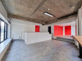 Deze handelsruimte is gelegen op een toplocatie vlakbij het Sint-Pietersplein. Dankzij de ligging op de hoek van het recent gerenoveerde gebouw en...