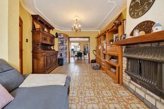 <p>Gezellige woning met 3 slaapkamers en grote tuin.</p>
<p>Genk, de stad bij uitstek om gezellig te kuieren in de winkelstraten of rustig te genieten aan de molenvijvers. Op een steenworp van het centrum van Genk vinden we deze gezellig woning met 3 slaapkamers met garage en ruime tuin. De woning is te renoveren en voorzien van een praktische indeling. Ook over parkeren hoef je je geen zorgen te maken door de lange oprit.</p>
<p>We komen binnen via de inkomhal die ons toegang geeft tot de leefruimte bestaande uit eetkamer en living, deze is voldoende ruim en voorzien van een gezellige open haard.</p>
<p>Hoewel de woning een renovatie nodig heeft, schuilt hierin net haar grootste troef: je krijgt de vrijheid om het interieur volledig opnieuw vorm te geven en te moderniseren volgens je eigen stijl en budget.</p>
<p>Ook buiten zijn er mogelijkheden om de woning en tuin verder aan te pakken en zo een aangename plek te creëren waar rust en privacy centraal staan.</p>
<p>Troeven: 3 slaapkamers, te renoveren naar eigen smaak, interessante mogelijkheden, buitenruimte en een rustige woonomgeving.</p>
<p>Een woning met potentieel voor wie verder kijkt dan vandaag</p>
Met de juiste renovatie kan deze woning uitgroeien tot een mooie, eigentijdse gezinswoning. Een interessante kans voor handige kopers, renovatieliefhebbers of investeerders die op zoek zijn naar een pand met mogelijkheden.