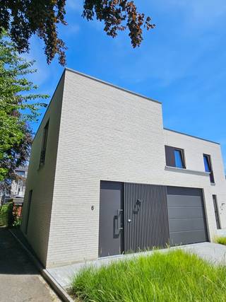 Harelbeke, stad aan de Leie, is een aantrekkelijke plek om te wonen. In het centrum hebben wij nog deze gezinswoning met tuin te koop. Deze woning is de ideale uitvalsbasis in het centrum van Harelbeke. Alles wat je nodig hebt, is er te vinden, vaak op wandelafstand. Van winkels voor al je inkopen tot gezellige terrasjes om even te verpozen. Van een streepje natuur in provinciedomein De Gavers tot een vleugje cultuur in CC Het Spoor.<br /><br />Deze woning in de Ballingenweg omvat:<br /><br />- 3 slaapkamers<br />- eigen garage<br />- aangelegde tuin met aparte ingang, oprit en terras.<br />- in detail afgewerkt met hoogwaardige materialen + voldoen aan de hedendaagse comforteisen, met veel aandacht voor thermische en akoestische isolatie<br />- inclusief schilderwerken!<br />- vloerverwarming, zonnepanelen, warmtepomp en vraaggestuurde ventilatie<br />- betaal gedurende 5 jaar lang GEEN onroerende voorheffing door het lage E-peil (E0)!<br />- grote ramen zorgen dan weer voor veel natuurlijke lichtinval en vergroten het ruimtegevoel in je woning<br />- waterontharder <br />- gelegen op een rustige locatie op wandelafstand van de markt!<br /><br />Koop hier aan 6% btw en bespaar zo tot maar liefst €52.000!<br /><br />Wil jij hier graag wonen? Maak een afspraak voor meer informatie via ben@eribo.be of 0488/942.643.