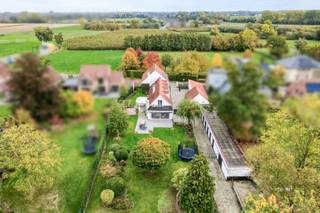 Située dans un environnement calme et rural, vous trouverez cette ferme unique avec écuries, espace de stockage et grand garage sur un terrain de...