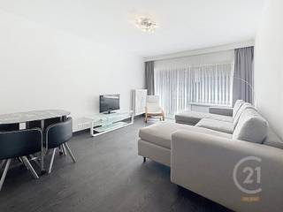 Ontdek dit volledig gerenoveerde en instapklare appartement, ideaal gelegen in het gezellige Westende-Bad.Bij het binnenkomen kom je terecht in de...
