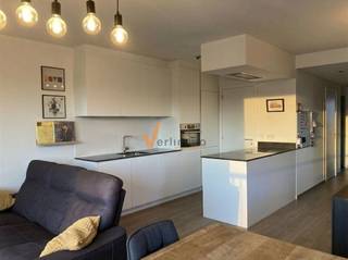 <p><span>MODERN APARTEMENT IN BRASSCHAAT - 85M² MET 2 SLAAPKAMERS</span></p><p><span> </span></p><p><span>Dit moderne appartement is gelegen in het groene en residentiële Brasschaat en biedt een ideale combinatie van comfort, stijl en functionaliteit. Met een bewoonbare oppervlakte van 85m² beschikt deze woning over alles wat u nodig heeft voor een aangenaam wooncomfort.</span></p><p><span> </span></p><p><span>INDELING EN RUIMTES</span></p><p><span> </span></p><p><span>Het appartement bestaat uit twee ruime slaapkamers die beide goed van natuurlijk licht voorzien zijn. De moderne open keuken is volledig uitgerust met inbouwapparatuur en een centraal werkeiland, waardoor deze naadloos aansluit bij de woonruimte. </span></p><p><span>De woonkamer is bijzonder ruim en voorzien van grote raampartijen die veel daglicht binnenlaten en een soepele verbinding bieden naar het balkon met uitzicht op de omgeving.</span></p><p><span> </span></p><p><span>BADKAMER EN SANITAIR</span></p><p><span> </span></p><p><span>De badkamer is voorzien van moderne faciliteiten met een inloopdouche en houten wastafelmeubel. Naast de badkamer bevindt zich een aparte gastentoilet.</span></p><p><span> </span></p><p><span>Het appartement beschikt over een technische/was ruimte met thuis batterij. ( zonnepanelen en vloerverwarming )</span></p><p><span> </span></p><p><span>BALKON EN BUITENRUIMTE</span></p><p><span> </span></p><p><span>Het balkon biedt een perfect plek om van het buitenlucht te genieten met uitzicht op de groene omgeving van Brasschaat.</span></p><p><span> </span></p><p><span>GARAGE EN PARKEREN</span></p><p><span> </span></p><p><span>Inclusief in deze woning is een eigen garage en extra 1 autostaanplaats.</span></p><p><span> </span></p><p><span>- beschikbaar vanaf 1 Juni 2026</span></p><p><span>- maandelijkse onkosten 60€ ( minuterie en poetsen traphal)</span></p><p><span>- zeer energiezuinig</span></p>