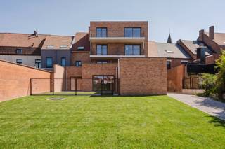 Het appartement beschikt over een bewoonbare oppervlakte van 84m² en een ruim, aangenaam terras van 9m², ideaal om te genieten van rust en buitenruimte.<br /><br />De indeling is praktisch en doordacht:<br />- Een volledig uitgeruste keuken met toegang tot het terras (9m²)<br />- Lichtrijke leefruimte met grote raampartijen<br />- Eén volwaardige slaapkamer<br />- Een volledig uitgeruste badkamer<br />- Een praktische bergruimte<br />- Apart gastentoilet<br />- Mogelijkheid tot aankoop carport<br /><br />Dankzij de gunstige ligging heb je in het centrum van Bissegem alles binnen handbereik. Daarnaast bevindt Kortrijk zich op fietsafstand, terwijl ook de belangrijkste invalswegen vlot bereikbaar zijn. Dit maakt het appartement ideaal voor zowel eigen bewoning als investering.<br /><br />Aankoop mogelijk onder 6% BTW.<br /><br />Bent u op zoek naar een energiezuinig nieuwbouwappartement met terras? Dan is dit appartement in de residentie Greenscape zeker een bezoek waard.<br /><br />Neem contact op met één van onze makelaars Sarah (0493 25 46 80) of Michelle (0493 25 46 81).<br /><br />Deze AI-visualisaties zijn bedoeld als inspiratie. Er werd geen rekening gehouden met technische specificaties, stedenbouwkundige voorschriften of de concrete mogelijkheden tot realisatie.