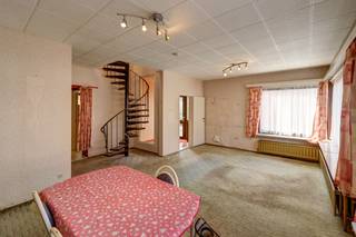 Te renoveren halfopen bebouwing met tal van mogelijkheden op een ruim perceel.Deze woning biedt op het gelijkvloers een ruime en lichtrijke...