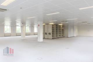 In het aantrekkelijke Riverside Business Park bevindt zich dit moderne kantoorgebouw met een totale oppervlakte van 987 m², verdeeld over...