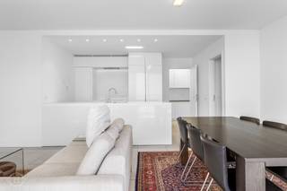 Graag presenteren wij u dit uitzonderlijk bemeubeld appartement met prachtig westgericht terras, gelegen in de iconische Balk van Beel. Het appartement omvat een ruime inkomhal met toilet en ingemaakte vestiaire, een lichtrijke leefruimte met een volledig geëquipeerde, open keuken met een groot kookeiland en hoogwaardige toestellen waaronder afwasmachine, koelkast met diepvriezer, oven, microgolfoven, kookplaat. Bovendien beschikt de keuken over een zeer praktische bijkeuken en berging met een wasmachine en een droogkast. Aansluitend de leefruimte bevindt zich het terras over de volledige breedte van het appartement. Verder beschikt dit prachtig appartement over 2 slaapkamers waaronder een master bedroom met ensuite badkamer voorzien van ligbad en dubbele wastafel, een tweede badkamer met inloopdouche, dubbele wastafel en een infraroodcabine . Het appartement beschikt bovendien over een inpandige autostaanplaats, twee privatieve fietsenstallingen en een privatieve kelderberging. De huurprijs bedraagt €1.650 per maand + €250 maandelijkse lasten. Elektriciteit en internet zijn individueel af te sluiten. Onmiddellijk beschikbaar. Een unieke woonst op wandelafstand van het historisch centrum! Meer info of een bezoek: info@homies.be - 016/15 37 11<br />