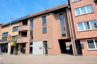 Voormalig bankgebouw met een solide betonconstructie uit 1991 en een vergunde uitbreiding uit 2002. Er werd reeds een omgevingsvergunning verkregen in 2026 voor de ontwikkeling van drie appartementen:<br /><br />Appartement 1: gelijkvloerse verdieping – 3 slaapkamers – 126,5 m² – tuin<br />Appartement 2: eerste verdieping – 2 slaapkamers – 71,7 m² – terras<br />Appartement 3: eerste verdieping – 1 slaapkamer – 45,9 m² – terras<br /><br />De verkoop omvat het gelijkvloers en de eerste verdieping. Alle nutsvoorzieningen zijn aanwezig en individueel voorzien.<br /><br />Dankzij de centrale ligging, de kleinschalige mede-eigendom met slechts één andere eigenaar en de reeds verkregen vergunning biedt dit project een uitstekende opportuniteit voor ontwikkelaars en investeerders die snel aan de slag willen.<br /><br />Het gebouw beschikt over een EPC-label C en vier autostaanplaatsen, die in de verkoop zijn inbegrepen.<br /><br />Naast de vergunde ontwikkeling tot appartementen zijn er tal van andere mogelijkheden, zoals een combinatie van wonen en werken, commerciële activiteiten, een kantoor of de uitoefening van een vrij beroep.<br /><br />Contacteer ons voor meer informatie of een bezoek ter plaatse!