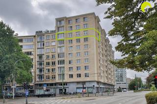 <p><span>Op een absolute toplocatie in Antwerpen bevindt zich dit charmante te renoveren appartement van maar liefst 140 m², gelegen op de 7e verdieping van een statige residentie met bijzonder veel allure.</span></p><p><span>Bij het binnenkomen wordt u meteen ondergedompeld in een sfeer van grandeur, karakter en tijdloze elegantie. De royale gemeenschappelijke inkomhal, afgewerkt met karaktervolle materialen, vormt meteen de voorbode van wat dit appartement te bieden heeft.</span></p><p><span>Een van de absolute troeven is het prachtige uitzicht over het Albertpark en het nieuwe provinciehuis van Antwerpen. Dankzij de ligging op de 7e verdieping geniet u bovendien van een aangenaam gevoel van ruimte en licht. Openbaar vervoer bevindt zich letterlijk voor de deur en ook belangrijke verbindingswegen zijn vlot bereikbaar.</span></p><h3><span>Een royale basis om helemaal naar uw hand te zetten</span></h3><p><span>Het appartement werd steeds met de nodige zorg onderhouden, maar biedt vandaag vooral een unieke kans voor wie op zoek is naar ruimte, karakter en een appartement dat naar eigen inzichten gerenoveerd kan worden. </span></p><p><span>De huidige indeling is ruim en evenwichtig. U betreedt het appartement via een royale inkomhal, voorzien van een marmeren vloer, ingebouwde vestiaire en afzonderlijk gastentoilet. Aan de voorzijde bevindt zich de ruime en lichte leefruimte. De combinatie van de grote raampartijen, overvloedige natuurlijke lichtinval en prachtige parketvloer zorgt hier voor een bijzonder aangename sfeer. </span></p><p><span>Aansluitend bevindt zich de gesloten keuken. Deze is aan vernieuwing toe, maar biedt dankzij haar ligging interessante mogelijkheden. Zo kan de tussenmuur desgewenst worden verwijderd en kan een ruime, open leefkeuken worden gerealiseerd die naadloos aansluit bij de leefruimte.</span></p><p><span>Het appartement beschikt over drie slaapkamers, waaronder twee bijzonder ruime kamers van respectievelijk 23 m² en 19 m². De derde kamer van 10 m² is ideaal als kinderkamer, dressing, bureau of hobbyruimte.</span></p><p><span>De tweede slaapkamer biedt bovendien toegang tot een gezellig terrasje van ca. 1,5 m².</span></p><p><span>De badkamer ademt dezelfde klassieke charme en is volledig uitgevoerd in marmer. Ze beschikt over een ligbad, lavabo met spiegel, toilet en bidet.</span></p><h3><span>Praktisch en comfortabel</span></h3><p><span>De maandelijkse gemeenschappelijke kosten bedragen circa 250 euro (syndicus, blokpolis, onderhoud van de gemene delen en liften, provisie voor water en verwarming en het reservefonds).</span></p><p><span>Bij het appartement hoort bovendien een ondergrondse kelderberging, inbegrepen in de prijs.</span></p><p><span>Voor wie graag over een eigen parkeerplaats beschikt, is er de mogelijkheid om één van de schaarse autostaanplaatsen in het gebouw aan te kopen.</span></p><p><span>In de publiciteit hebben we enkele AI gegeneerde beelden opgenomen van hoe het appartement eruit kan zien na renovatie!</span></p><h3><span>De troeven op een rij</span></h3><ul><li><span>Absolute toplocatie in een klassevolle residentie met zicht op Albertpark en provinciehuis</span></li><li><span>Royale woonoppervlakte van maar liefst 140 m²</span></li><li><span>3 slaapkamers, waaronder 2 bijzonder ruime kamers</span></li><li><span>Kelderberging inbegrepen + mogelijkheid tot aankoop autostaanplaats in het gebouw</span></li></ul><p><span> </span></p><p><span>EPC 210 kWh/m² jaar C-label</span></p><p><span>G-score: A | P-score: A</span></p><p><span>Voor een bezoek ter plaatse kunt u ons contacteren via 03 449 42 41 of <span>hallo@habicom.be</span></span><span>.</span></p><p><span>Benieuwd naar de waarde van uw woning? Check het gratis via <span>www.watismijnhuiswaard.be</span></span><span>.</span></p><p><span> </span></p>