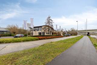 Dit multifunctionele kantoorgebouw te koop is gelegen op een ruim perceel van ca. 2.361 m² en geniet een centrale ligging tussen Oudenaarde en...