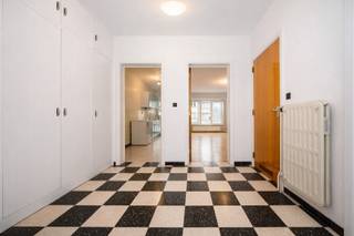<p>Dit mooie appartement met 1 slaapkamer in Anderlecht is gelegen op de derde verdieping van een kleinschalige residentie met lift en biedt een aangename woonomgeving nabij openbaar vervoer en diverse handelszaken. De ligging aan de Prins van Luiklaan zorgt voor een vlotte bereikbaarheid en een mooi evenwicht tussen stedelijk wonen en groen uitzicht.</p><p>Bij het binnenkomen kom je terecht in een inkomhal die toegang geeft tot de verschillende ruimtes van het appartement. De lichtrijke leef- en eetruimte van 25,6 m² vormt het hart van de woning en geniet van een aangename lichtinval dankzij de gunstige oriëntatie. Aansluitend bevindt zich de geïnstalleerde keuken, die directe toegang biedt tot een gezellig terras waar je kan genieten van een rustige buitenruimte.</p><p>Het appartement beschikt over één slaapkamer, ideaal als comfortabele slaapruimte of voor een compacte en praktische indeling. De badkamer is uitgerust met een wastafel en een bad met douchecombinatie. Daarnaast is er een apart toilet, wat zorgt voor extra comfort.</p><p>Een bijkomende troef is de private kelderberging, die extra opbergruimte biedt en bijdraagt aan het praktisch gebruik van het appartement.</p><p>Recentelijk werd het gebouw voorzien van een totaal nieuwe verwarmingsinstallatie. De installatie van een nieuwe lift is een aanzienlijk project dat gerealiseerd werd in 2025-2026.</p><p>Dankzij de ligging geniet je niet alleen van een vlotte bereikbaarheid via openbaar vervoer en nabijheid van winkels, maar ook van een aangenaam uitzicht op een groene omgeving. Dit maakt het appartement bijzonder aantrekkelijk voor wie op zoek is naar een rustige woonplek in de stad.</p><p>De combinatie van lichtinval, ligging en praktische indeling maakt dit een interessante opportuniteit voor zowel eigen bewoning als investering. Contacteer ons voor meer informatie of plan een bezoek en ontdek zelf de troeven van dit appartement.</p><p>EPC 177 kWh/m²<br />Elektriciteit niet conform</p>