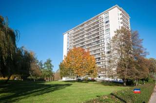 <p><span>HOBOKEN | INSTAPKLAAR APPARTEMENT MET TWEE SLAAPKAMERS EN TERRAS | GELEGEN OP DE VEERTIENDE VERDIEPING VAN VERZORGD GEBOUW | EPC C | </span></p><p><span>Indeling als volgt: inkomhal - woonkamer - geïnstalleerde keuken met balkon - nachthal - twee slaapkamers waarvan één met terras - badkamer met ligbad/douche, lavabo en aansluiting voor wasmachine - toilet apart - berging.</span></p><p><span>Privatieve kelder. Mooi panoramisch uitzicht op Stad Antwerpen. Elektrische installatie conform het AREI. </span></p><p><span>Gunstig gelegen vlakbij winkels, scholen en openbaar vervoer. </span></p><p><span>De maandelijkse kosten bedragen circa 165 EUR per maand (provisie verwarming, water, onderhoud algemeen, lift, minuterie, conciërge, syndicus, blokpolis...).</span></p>