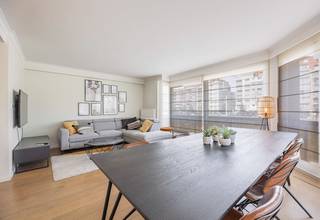 Dit instapklare hoekappartement op de tweede verdieping combineert een aangename woonbeleving met een centrale ligging op wandelafstand van de zee. Dankzij de hoekligging geniet het appartement van een overvloed aan natuurlijk licht en een mooi, weids uitzicht op de vernieuwde wandelboulevard van Heist.<br /><br />De kleinschalige residentie, bestaande uit slechts vier appartementen, zorgt voor een rustige en aangename woonomgeving. Bovendien bevindt u zich op slechts ongeveer 250 meter van de zeedijk.<br /><br />Ook de ligging is een absolute troef. Het appartement bevindt zich vlak bij het Directeur-Generaal Willemspark en in de onmiddellijke omgeving van winkels, supermarkten, horecazaken en openbaar vervoer. De kusttram ligt op wandelafstand en biedt een vlotte verbinding langs de volledige Belgische kust.<br /><br />Indeling:<br />- Inkomhal,<br />- Lichtrijke leefruimte met gezellige zit- en eethoek,<br />- Open, volledig uitgeruste keuken,<br />- Praktische berging,<br />- Ruime eerste slaapkamer,<br />- Badkamer met inloopdouche, wastafel en toilet,<br />- Ruime tweede slaapkamer,<br /><br />Dit appartement is de ideale keuze als vaste woonst, tweede verblijf of investering aan de kust. De combinatie van een instapklare afwerking, een lichtrijke hoekligging en een centrale locatie maakt van dit een bijzonder aantrekkelijk aanbod.<br /><br />Interesse? Neem vandaag nog contact met ons op voor meer informatie of een bezoek en ontdek zelf de vele troeven van dit prachtige hoekappartement.
