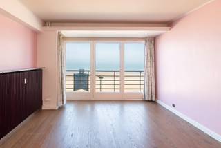 Droomt u van wonen aan zee in een comfortabel en energiezuinig appartement? Dit stijlvolle appartement van 82 m² combineert ruimte, licht en een uitzonderlijke ligging met een prachtig panoramisch zeezicht vanuit de royale woonkamer. Dankzij de grote raampartijen geniet u hier elke dag van een overvloed aan natuurlijk licht en een unieke, rustgevende sfeer.<br /><br />De lichtrijke leefruimte sluit naadloos aan op de praktische, modern uitgeruste keuken, ideaal voor wie houdt van gezellig koken en ontspannen met zicht op zee. Het appartement beschikt over twee volwaardige slaapkamers, waarvan beide directe toegang hebben tot een aangenaam balkon met uitzicht op een groene omgeving, de perfecte plek om in alle rust van uw ochtendkoffie te genieten.<br /><br />Ook op vlak van comfort scoort dit appartement uitstekend. Met een gunstige EPC-score B woont u hier energiezuinig en comfortabel, zowel als vaste woonst, tweede verblijf of slimme investering aan de kust.<br /><br />Bovendien bevindt het appartement zich op een toplocatie, vlak bij winkels, gezellige restaurants en het strand, zodat u optimaal kunt genieten van het bruisende kustleven.