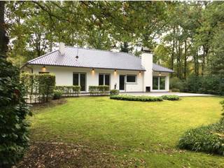 Rustig gelegen gelijkvloers landhuis met 4 slaapkamers op een zuidgeoriënteerd perceel van 2.495m² met straatbreedte van 38m. Absolute toplocatie in de residentiële wijk "Het Risschot", ideaal voor wie houdt van rust en natuur! De woning is steeds goed onderhouden doch gedeeltelijk te moderniseren of uit te breiden.<br /><br /><strong><span>Indeling</span></strong>: inkomhal; woonkamer in L -vorm op parket (38m²); keuken (12m²); nachthal; apart toilet; 4 slaapkamers; badkamer met inloopdouche, ligbad, lavabo en toilet; inpandige berging met toegang tot de bergzolder; buitenberging met cv ketel. In de voortuin bevindt zich een dubbele carport. De achtertuin is voorzien van een zonnig zuid georiënteerd terras van 22m².<br /><br /><strong><span>Troeven</span></strong> woning: recent (2016) vernieuwd pannendak met pur geïsoleerde zoldervloer; ramen met hoogrendementsbeglazing en rolluiken; ventilatiesysteem; condensatieketel op aardgas; conforme elektriciteit en conformiteitsattest.<br /><br />De woning heeft een bewoonbare gelijkvloerse oppervlakte van 135m², doch kan nog uitgebreid worden.<br />De woning is snel beschikbaar bij notariële akte.<br />P score: D<br />G score: A<br /><span>Huis kopen of verkopen in Zoersel? Bel 03 361 51 51 of via info@yvesvanpelt.be voor een gratis schatting.</span>