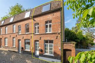 BEZOEKMOMENT NA AFSPRAAK: ZATERDAG 16/05: 9u00 - 12u00We treffen deze gezellige woning op een zeer leuke ligging, vlakbij de markt van Wetteren en...