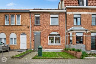 Op de stadsrand van Mechelen, op een aangename en rustige ligging, vinden we deze charmante eengezinswoning met twee slaapkamers. De woning combineert een vlotte bereikbaarheid met het comfort van een eigen voor- en zuidgerichte achtertuin. Met een grondoppervlakte van ca. 150 m² en een bewoonbare oppervlakte van ca. 107 m² biedt dit huis een gezellige thuisbasis voor wie rustig wil wonen, maar toch dichtbij de stad wenst te blijven. Bovendien is de elektriciteit conform en is de woning niet overstromingsgevoelig. Achteraan de tuin bevindt zich een wadi.<br /><br />Op het gelijkvloers verwelkomt de inkomhal u, gevolgd door een salon, eetkamer en keuken. De veranda zorgt voor een aangename verbinding met de tuin. Verder zijn er een berging, wasplaats en apart toilet. De eerste verdieping omvat een nachthal, twee slaapkamers en een badkamer met douche en toilet. Extra bergruimte vindt u in de bergzolder en kelder. PVC-ramen met dubbele beglazing en centrale verwarming op aardgas zorgen voor het nodige comfort.<br /><br />Een woning met karakter, een zonnige tuin en een praktische indeling: hier krijgt u de kans om van een aangename stadsrandwoning uw eigen warme thuis te maken. Ideaal voor starters, een klein gezin of wie op zoek is naar een gezellige woning met buitenruimte. Laat u verrassen door de mogelijkheden en kom de sfeer zelf ervaren!<br /><br />EPC : 224 kWh/m²j - C-label <br /><br />Wenst u meer info of een bezichtiging, contacteer Bob Quirynen  0476/09 84 85<br />of neem een kijkje op onze website : www.Boonstravastgoed.be