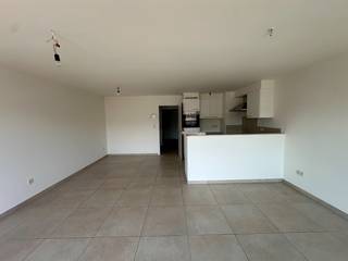 Uitstekend gelegen, energiezuinig duplex-appartement met zonnig terras.Het appartement bestaat uit:Verdieping 2: Inkomhal - toilet - leefruimte met...