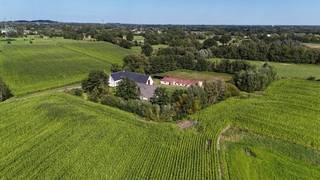Prachtig en rustig gelegen 17e eeuwse Latoenehoeve met ruime bijgebouwen op een perceel van 1ha03a35ca met slotgracht en poorthuis. <br />Het hof van Waesbeeck, zoals deze hoeve vroeger heette, was een pachthoeve met een uitzonderlijke uitstraling. Getuigen hiervan zijn de middeleeuwse ringgracht en de toegangspoort met duiventil, geflankeerd door twee monumentale welkomstlindes. De hoeve is lang in bezit geweest v/d adel, waaronder ook een kleinzoon v/d Antwerpse schilder Pieter Paul Rubens. Johan Nicolaas Rubens was Heer van Rameyen, van Waesbeke (!) en van Berlaar. In de 18e eeuw kreeg het woonhuis zijn unieke L-vormig uitzicht met de voorgevel in de gracht. Verder bevat het terrein nog een monumentale schuur uit de 17e eeuw met intact dakgebinte, en een melkerij-stalgebouw uit het interbellum. <br />De hoeve omvat: inkomhal, zeer ruime living (95m²), keukenruimte en ontbijthoek, berging/technische ruimte, 2 slaapkamers, 2 opkamers en 3 haarden uit de 17e en 18e eeuw. <br />De eerste verdieping kan afgewerkt worden met slaapkamers, dressing, badkamer, bergruimte,… . <br />Totale vloeroppervlakte: ±500m². KI: 739 euro. De 2 bijgebouwen zijn circa 300m² en 320m².<br />Opgenomen in de inventaris onroerend erfgoed onder ID 2724 (geen beschermd monument), waardoor er geen renovatieplicht van toepassing is. Wegens grote erfgoedwaarde kan een aanvraag tot klasseren als monument worden ingediend met de mogelijkheid tot het verkrijgen van subsidies voor de verdere verbouwing.<br />De eigendom wordt verkocht in huidige staat. Omgevingsvergunning voor verbouwing dd 14/10/2019. Opgenomen in de inventaris van leegstaande gebouwen sinds 17/03/2017.<br />Verdere info over de historische achtergrond op https://nl.wikipedia.org/wiki/Latoenehoeve<br />Stedenbouwkundige vastgoedinfo: agrarisch gebied - vergunning uitgereikt - niet gelegen in verkaveling - voorkooprecht ruimtelijke ordening - geen rechterlijke herstelmaatregel of bestuurlijke maatregel opgelegd - perceelscore A en B (pluviaal) - gebouwscore B (pluviaal) - geen risicozone voor overstromingen.