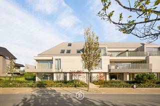 Dit luxueus afgewerkt appartement maakt deel uit van het nieuwbouwproject AQUILO, gelegen in het prestigieuze Sint-Idesbald. Een residentie waar eigentijdse architectuur en verfijnde afwerking samenkomen in een stijlvolle en rustige omgeving vlak bij zee.<br /><br />Het energiezuinige karakter van het project wordt gewaarborgd door individuele zonnepanelen per appartement, doorgedreven isolatie, een warmtepomp en balansventilatie type D. De royale oppervlaktes en hoogwaardige materialen benadrukken het exclusieve karakter van deze residentie.<br /><br />Het appartement bevindt zich op de tweede verdieping en werd op plan ingedeeld als volgt: inkomhal met gastentoilet en berging, lichtrijke leefruimte met open keuken, twee slaapkamers, een badkamer, een ruim terras en een zolderberging.<br /><br />Verplichte aankoop van parkeergelegenheid en kelderberging, niet inbegrepen in de prijs.<br /><br />Oppervlakte appartement: 125,55 m²<br />Oppervlakte terras: 23,90 m²<br />Oppervlakte zolderberging: 22,52 m²<br /><br />Voor meer informatie of een bezoek aan het modelappartement kunt u ons steeds contacteren via 050 66 00 00 of via louna@found-baker.com