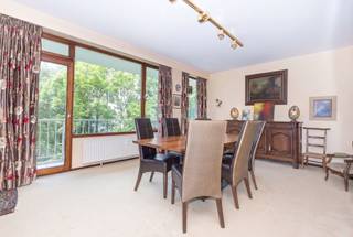 <p>Ontdek dit prachtige appartement met 3 slaapkamers van ±160 m² in de groene omgeving van Ukkel. Al bij aankomst valt de ligging op door de nabijheid van winkels, openbaar vervoer en scholen, die allemaal op een steenworp afstand liggen. Dit appartement bevindt zich op de 3e verdieping van een goed onderhouden gebouw van 9 verdiepingen en biedt een mooie leefruimte waar het licht rijkelijk binnenstroomt. De ruime en gezellige woonkamer met open haard komt uit op een eerste terras met een vrij uitzicht, ideaal om van de mooie dagen te genieten. De ingerichte keuken sluit perfect aan bij deze gezellige leefruimte. Het slaapgedeelte van het appartement bestaat uit drie slaapkamers, waaronder een tweepersoonskamer (met de mogelijkheid om een vierde slaapkamer in te richten), evenals toegang tot een tweede terras. Een badkamer en een doucheruimte maken de indeling compleet. Hoewel het appartement een opknapbeurt nodig heeft, biedt het een prachtige kans om het geheel naar eigen smaak in te richten. In de kelder bevinden zich twee kelders die ideaal zijn voor opslag. Een parkeerplaats buiten en een optionele garagebox (+35.000 €) zorgen voor een zeer gewaardeerd parkeergemak. EPC: D. Afmetingen ter indicatie. Zeker een bezichtiging waard!</p>
<p></p>
<p></p>
<p><u>3e verdieping</u>: Appartement “I-J-3”</p>
<ul>
<li>Hal met inbouwkasten</li>
<li>Ingerichte keuken van ±17 m² met aansluiting voor wasruimte</li>
<li>Ruime woonkamer van ±48 m² met open haard</li>
<li>Toilet met wastafel</li>
<li>Slaapgedeelte</li>
<li>Badkamer (bad, dubbele wastafel)</li>
<li>Doucheruimte</li>
<li>Slaapkamer van ±16 m²</li>
<li>Tweepersoonsslaapkamer van ±26 m²</li>
<li>Slaapkamer van ±16 m²</li>
<li>Terras aan de voorzijde van ±16 m²</li>
<li>Terras aan de achterzijde van ±16 m²</li>
</ul>
<p>Kelders nr. 53-54</p>
<p>Buitenparkeerplaats nr. 16</p>
<p></p>
<p>Verplichte meerprijs: Garagebox nr. 59 (+35.000 €)</p>
