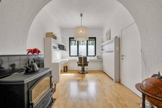 This charming middle-class home combines authenticity with contemporary comfort. Behind the beautiful facade with recently renovated,...