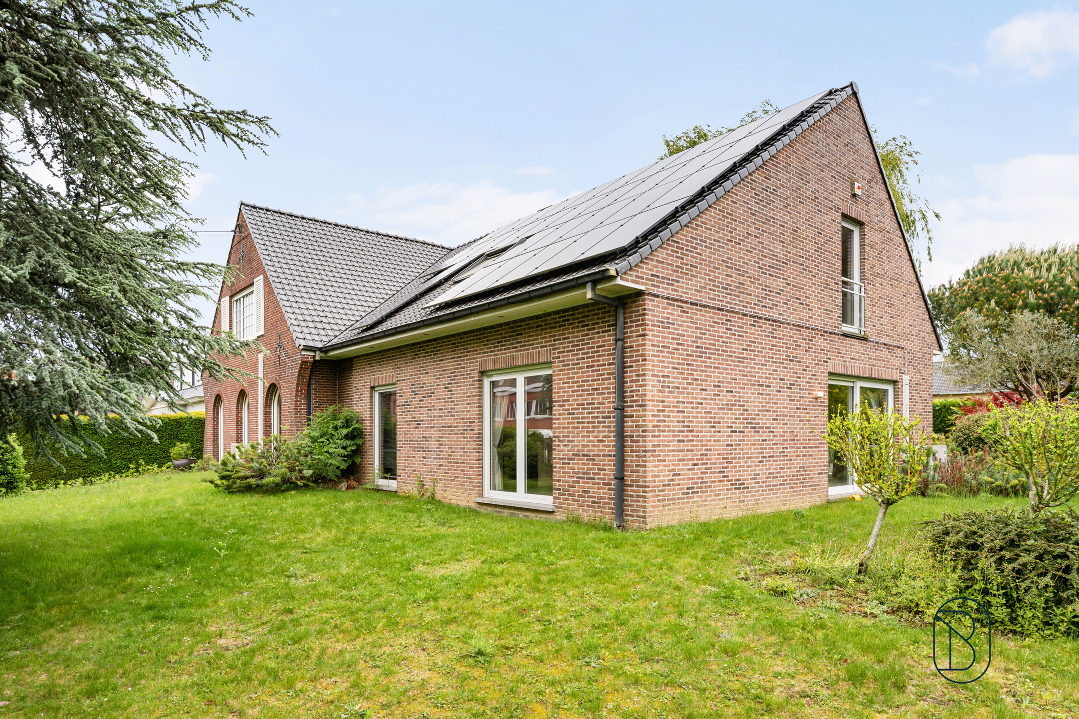 Grote degelijke villa met zonnepanelen en prachtige tuin. - foto 5