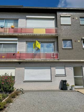 <p><span>Welkom in dit stijlvol gerenoveerde appartement op de eerste verdieping gelegen in een rustige woonwijk te Hoevenen, de centrale hal met handige inbouwkast biedt toegang tot de ruime en lichtrijke woonkamer met open, volledig uitgeruste moderne keuken, achteraan het appartement bevindt zich een berging, apart toilet, twee slaapkamers (9 m² en 13 m²) met terras en de (nog te moderniseren) badkamer, de bijhorende garagebox ligt achter het gebouw, e-peil = B, asbestveilig, conforme elektriciteit, vloeren en ramen werden tevens recent vernieuwd, zeker een bezoek waard </span></p>
