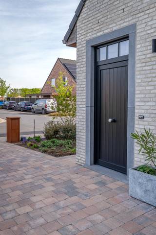 Deze woning, gebouwd in 2022 is perfect onderhouden en verrassend ruim. Zeer centraal gelegen en vlotte verbinding naar grootwegen; op een boogscheut van De Gavers.<br /><br />Op het gelijkvloers hebben we volgende indeling: inkom met trappenhal, apart toilet, woonkamer met eetplaats, keuken en berging, een eerste slaapkamer met douchekamer en voldoende bergruimte. Als leuke extra is er de wintertuin die aansluit op de leefruimte. De eerste verdieping beschikt over 3 ruime slaapkamers, een tweede badkamer en apart toilet. De ruime zolder via een trapluik.<br />Troeven:<br /><br />Outdoor Living by Brustor<br />Aangelegde tuin, veranda en 3 tuinbergingen<br />Openhaard op gas<br />16 zonnepanelen + laadpaal<br />Airco<br />2 Badkamers<br />Zolderruimte met natuurlijk licht<br />Epc 18 kWh/m2; Elektrische keuring conform<br /><br />Bezoeken op afspraak.<br />Elk bod gelijk aan of hoger dan de vermelde prijs wordt voorgelegd aan de eigenaars die hier al dan niet kunnen op ingaan.<br /><br /><br />Interesse of meer info? Neem contact op het nummer 0492 10 55 16 of via simon@karolienlafaut.be<br /> 