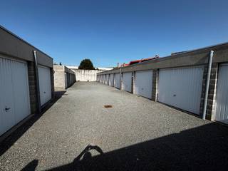Bent u op zoek naar een ruime garagebox in Oostende voor uw wagen, extra bergruimte of als interessante investering? Dan zijn deze garageboxen in Mariakerke zeker het bekijken waard. Ideaal voor wie extra opslagruimte zoekt, zijn wagen veilig wil stallen of op zoek is naar een interessante investering. Wacht niet langer en ontdek zelf de mogelijkheden. Neem vandaag nog contact met ons op voor meer informatie of plan meteen een bezoek.
