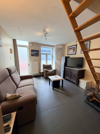 CONFORME (VERHUUR) STARTERSWONING MET STADSTUIN/TERRAS IN EEN ZIJSTRAAT VAN HET HANDELSCENTRUM. Leuke gesloten bebouwing in een rustige zijstraat...