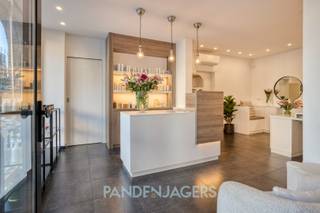 Op zoek naar een stijlvol en professioneel ingericht handelspand? Dit volledig gerenoveerde pand (2018) met hoogwaardige materialen en...