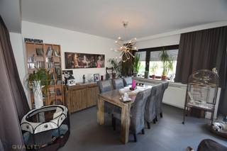 Ruim duplex-appartement met 3 slaapkamers, garage en zonnig terras! <br />Op zoek naar een ruim en lichtrijk appartement? Dit duplex-appartement van maar liefst 155 m² biedt alle comfort en ruimte die je nodig hebt.<br />Bij het binnenkomen word je verwelkomd in een inkomhal met vestiaire en apart gastentoilet. De ruime leef- en eetruimte sluit aan op een groot zuidgericht terras van 14 m² met zonneluifel, waar je heerlijk kan genieten van de zon. Verder beschikt het appartement over een grote keuken en een praktische berging/wasplaats.<br />Op de duplexverdieping bevindt zich de nachthal met 3 ruime slaapkamers (19 m², 15 m² en 15 m²) en een badkamer met ligbad, douchescherm en toilet. Via een valtrap in de nachthal bereik je bovendien een ruime bergzolder, ideaal voor extra opslag. Conforme elektrische installatie.<br />Extra troeven:<br />✔ Garage inbegrepen<br />✔ Kelderberging<br />✔ Zuidgericht terras<br />✔ Veel ruimte en praktische indeling<br />✔ Conforme elektriciteit<br />✔ Zonneluifel<br />EPC: 211 kWh/m²/j – Energielabel C<br />UC: 3811709-RES-1<br />📞 Interesse of een bezoek plannen?<br />Bel 052/52.05.05 voor meer info of een plaatsbezoek.