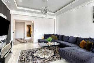 Te koop: Appartement met 3 slaapkamers, terras en kelderberging.<br /><br />Indeling:<br />derde verdieping:<br />- inkomhal<br />- lichtrijke woonkamer<br />- uitgeruste keuken<br />- slaapkamer 1<br />- badkamer met douche en toilet<br />- slaapkamer 2<br />- slaapkamer 3 met terras<br />Bij het appartement hoort een ruime kelderberging<br /><br />Locatie: Dit appartement te koop in Boom is centraal gelegen op de Grote Markt, in het centrum van Boom. Winkels en diensten bevinden zich op wandelafstand alsook openbaar vervoer, waardoor dit appartement de ideale locatie heeft. Via de A12 en E19 heeft u tevens een goede en snelle verbinding naar Antwerpen, Mechelen en Brussel.<br /><br />Bijzonderheden:<br />- in het centrum van Boom<br />- derde verdieping<br />- lift in het gebouw<br />- 3 slaapkamers<br />- terras<br />- inclusief ruime kelderberging<br />- EPC C<br /><br />Bent u geïnteresseerd in dit vastgoed te koop in 2850 Boom? Aarzel dan niet om contact met ons op te nemen.<br />Wenst u uw eigendom ook te koop of te huur te stellen? Steeds tot uw dienst om u verder te helpen met al uw vragen over vastgoed!<br /><br />Bestuursmaatregelen in het maatregelenregister: nee