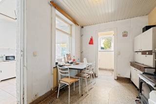 <p><u><strong>Te koop:</strong></u> karaktervolle gesloten bebouwing in de Watertorenlaan, gelegen in een mooie straat in het centrum van Zaventem.<br /><br />Deze woning uit de periode 1919-1930 combineert authentieke charme met praktische troeven. Gelegen in een rustige, aantrekkelijke straat, op wandelafstand van winkels, openbaar vervoer en het treinstation. Dankzij het EPC-label D en de nieuwe verwarmingsketel van 2023 geniet je van verbeterd energiecomfort. De ligging in het hart van Zaventem zorgt voor een vlotte verbinding met invalswegen.<br /><br /><u><strong>Belangrijkste ruimtes:</strong></u><br />• Ruime woonkamer (32 m²) met veel lichtinval<br />• Keuken (8 m²) aansluitend op de bijkeuken (11 m²)<br />• Badkamer (11 m²)<br />• Vier slaapkamers (14 m², 7 m², 16 m², 14 m²)<br />• Bureel (7 m²)<br />• Inkomhal (11 m²) en traphal (10 m²)<br />• Kelder (42 m²)<br />• Tuin en terras voor buitenplezier<br /><br /><strong><u>Troeven:</u></strong><br />• Gelegen in een mooie straat in centrum Zaventem<br />• EPC-label D met nieuwe ketel van 2023<br />• Nabij openbaar vervoer, treinstation en invalswegen<br /><br />Meer informatie of een bezoek met Joery Van De Gucht? Contacteer ons via +3223351115<br />JOUW DROOMHUIS. ZO GEVONDEN!</p>