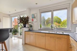 <p>Deze woning verwelkomt u via een <strong>riante inkomhal</strong> met <strong>ingemaakte kasten</strong>. Hier bevinden zich een apart gastentoilet, de toegang tot de <strong>inpandige garage</strong> met berging en een praktische, ruime wasplaats met aansluiting voor wasmachine/droogkast.</p><p>De eerste verdieping vormt het hart van de woning met een <strong>aangename, lichtrijke leefruimte</strong>. Dankzij de grote raampartijen geniet u hier van veel natuurlijk licht en een mooi uitzicht op de tuin. De <strong>open keuken</strong> sluit naadloos aan op de leefruimte en is volledig ingericht met koelkast, vriezer, microgolfoven, oven en tal van opbergkasten. Op de tweede verdieping bevinden zich <strong>drie volwaardige slaapkamers</strong> en een verzorgde badkamer uitgerust met douche, lavabomeubel en een tweede toilet.</p><p>Buiten beschikt de woning over een <strong>fraai aangelegde, noordgerichte tuin van ca. 104 m²</strong>, een heerlijke plek om tot rust te komen.</p><p>Extra troeven: <br />- 10 zonnepanelen (2023)<br />- Vernieuwde oprit (2025)<br />- EPC: 178 kWh/m² (B-score → GEEN renovatieverplichting)<br />- Perceelscore D, gebouwscore D<br />- Niet gelegen in (mogelijk) overstromingsgevoelig gebied, noch in afgebakend overstromingsgebied of risicozone<br />- Bestemming: woongebied, verdere stedenbouwkundige informatie in aanvraag.</p><p>Nabij school, winkels, autosnelweg, openbaar vervoer, etc. Voor meer info ga naar www.coenenvastgoed.be of bel 03/375.82.92. </p>