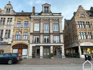 Dit ruim en lichtrijk appartement bevindt zich op een toplocatie op de Grote Markt van Ieper, met voldoende parkeermogelijkheden in de...