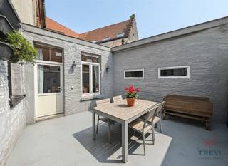 <p><span>SOUS OPTION Dans le joli village de Rebecq, grande maison de maitre proposant de beaux espaces lumineux et une jolie terrasse. La maison se compose d'un vaste hall d'entrée carrelé de 16 m² avec coin vestiaire vers le grand séjour sous plancher stratifié de 40 m² et la cuisine équipée de 20 m² vers la terrasse. Salle de bain de 12 m² équipée d'une douche et d'une baignoire. Toilette séparée. À l'étage, via le hall de nuit, 2 belles chambres sous plancher stratifié de 22 et 18 m². Bureau ou petite chambre de 8 m². À l'étage supérieur, via l'escalier, grand espace de 63 m² à aménager sous belle charpente. Vastes caves dont buanderie, cellier et cave à vin. Double vitrage récent (châssis arrières remplacés en 2023). PEB D; CC gaz et nouveaux radiateurs en 2022. Toiture remplacée en 2011. Adoucisseur d'eau. Nouveau crépis en façade arrière.Electricité conforme. Faire offre à partir de 250 000 €. Infos et visites au 02/355.50.55. </span></p><p><span> </span></p><p><span> </span></p>